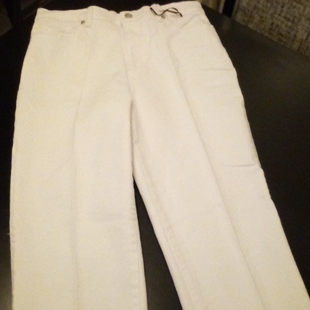 White Gloria Vanderbilt Amanda jeans